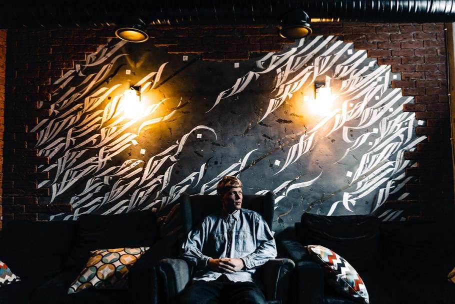 Комната в каллиграфическом стиле