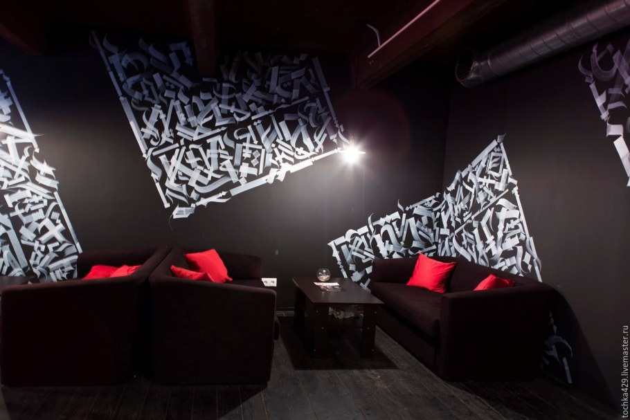 Каллиграфия на стене в интерьере