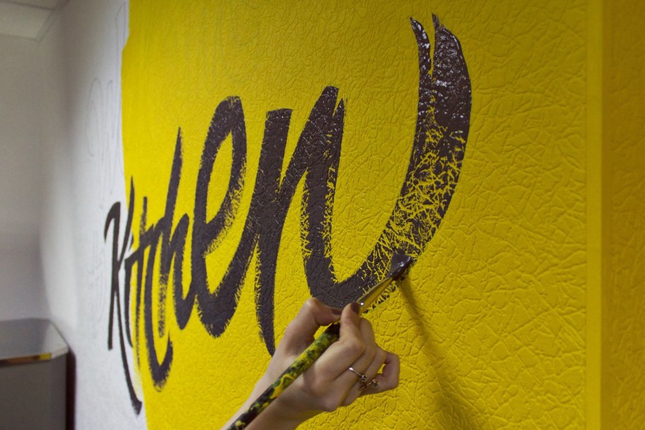 Каллиграфия на стене в интерьере