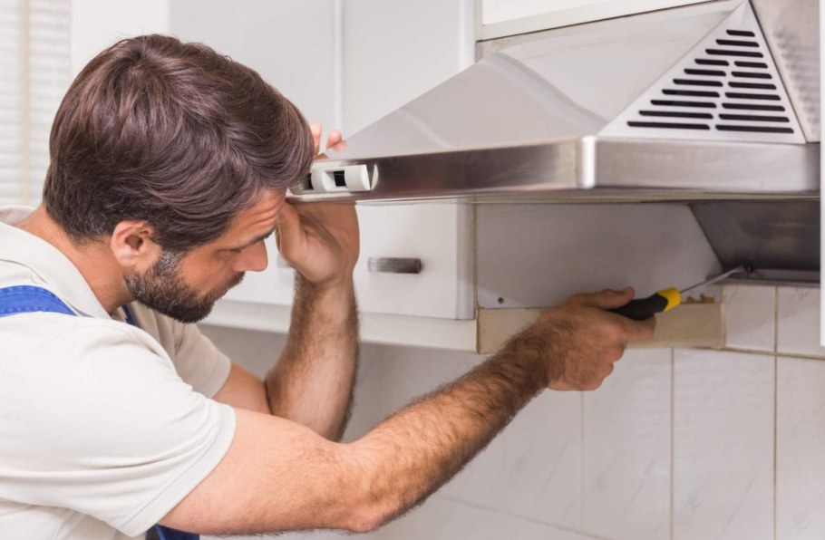 Монтаж вытяжки на кухне
