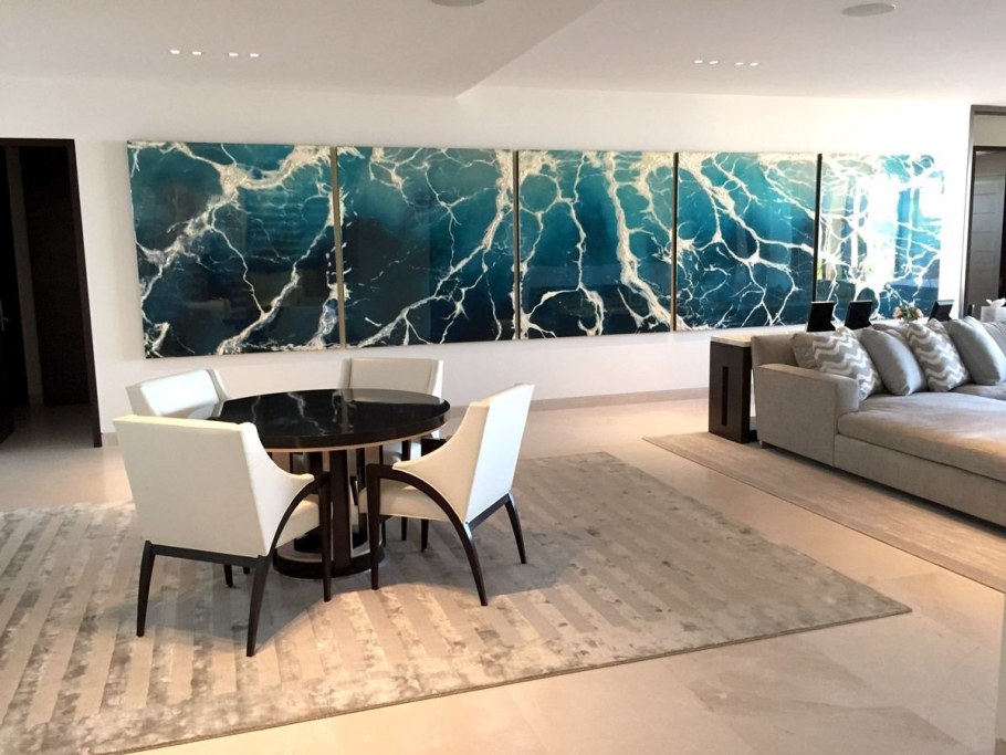 Эпоксидная смола на стене в интерьере