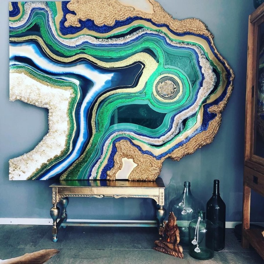 Панно из эпоксидной смолы в интерьере