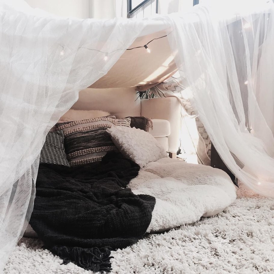 Домик из подушек и одеял