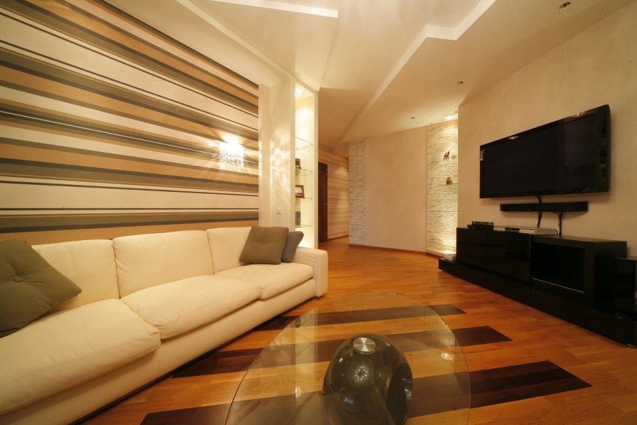 Полосатые обои в интерьере гостиной