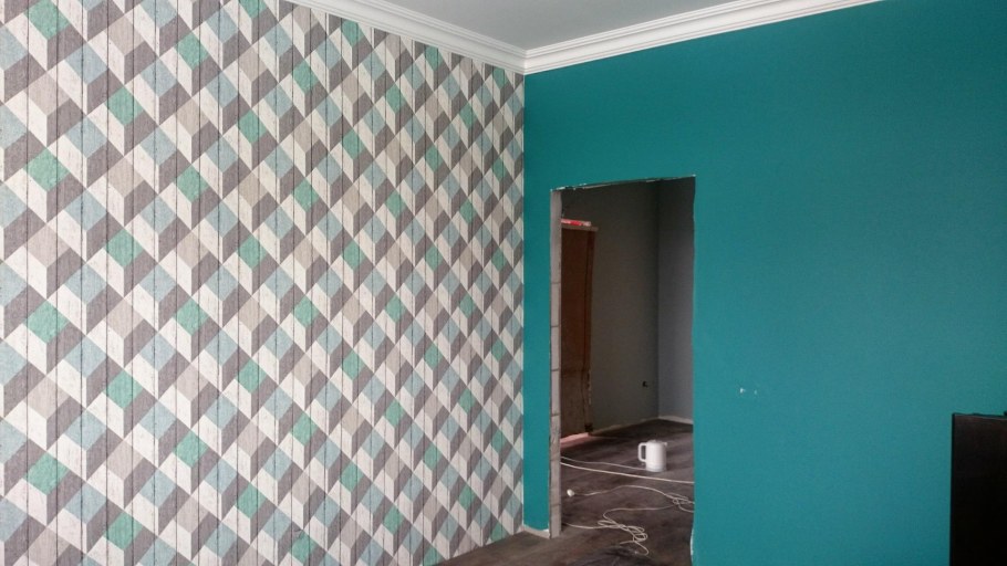 Оклеивание стен обоями