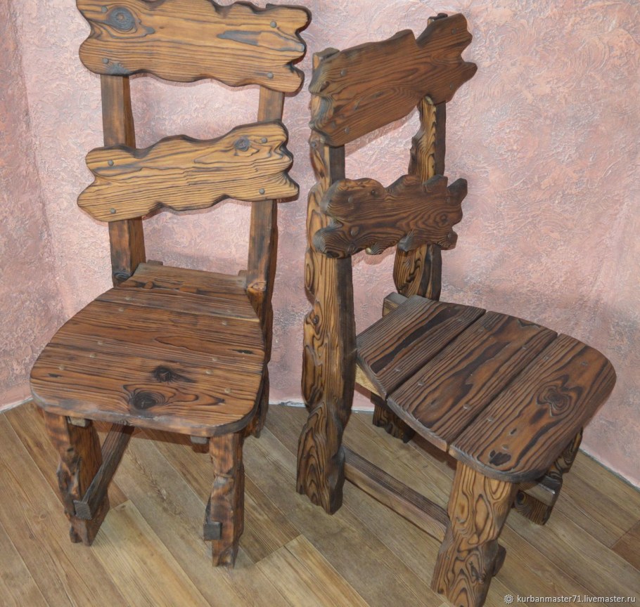 Деревянные состаренные стулья