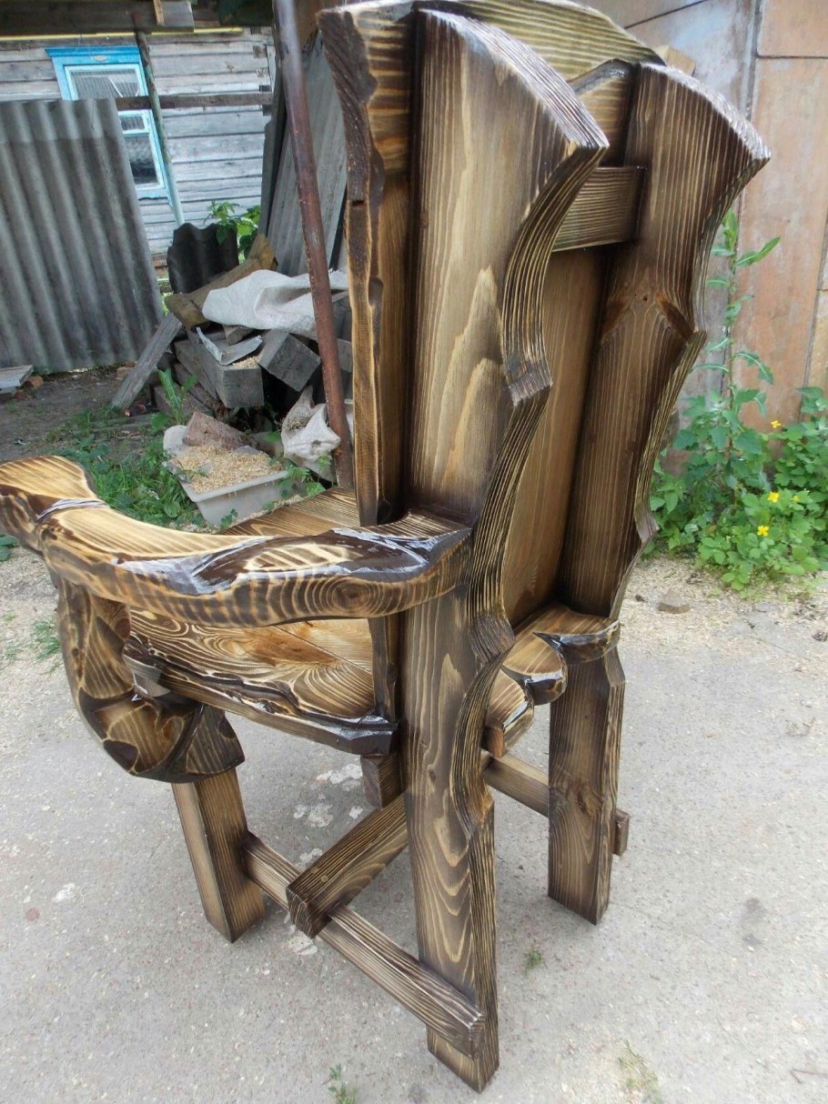 Стул из дерева