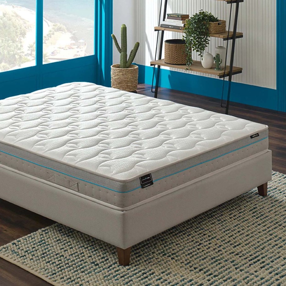 Матрас на кровати фото