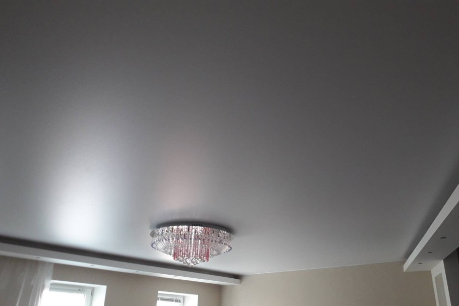 Натяжной потолок светло серый матовый