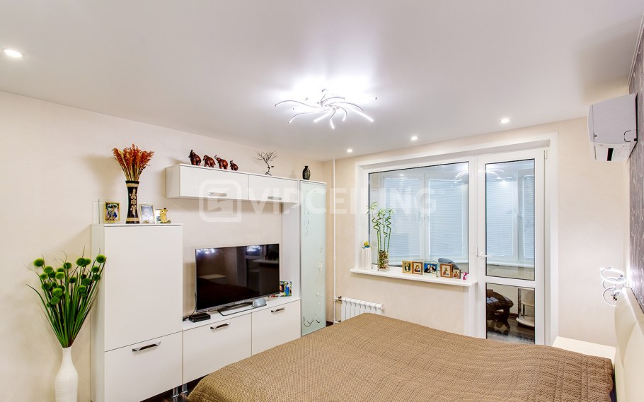 Сатиновый натяжной потолок в интерьере