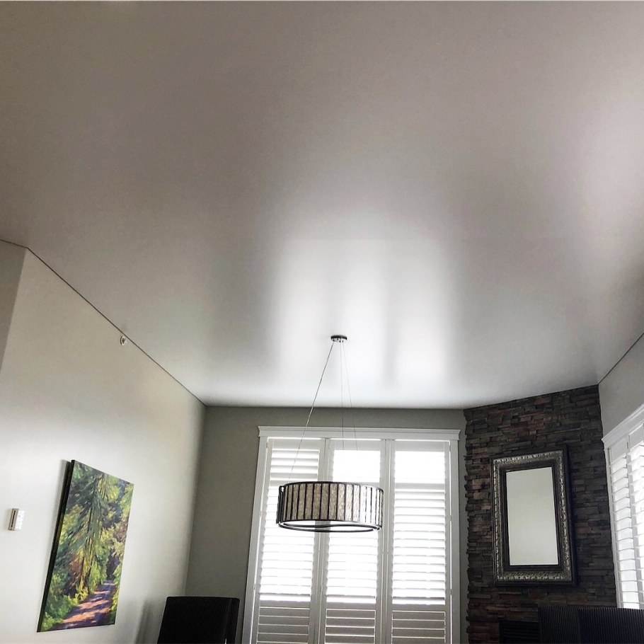 Белый сатиновый натяжной потолок