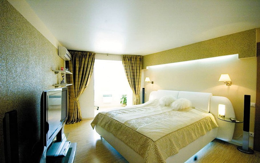 Сатиновый натяжной потолок в спальне