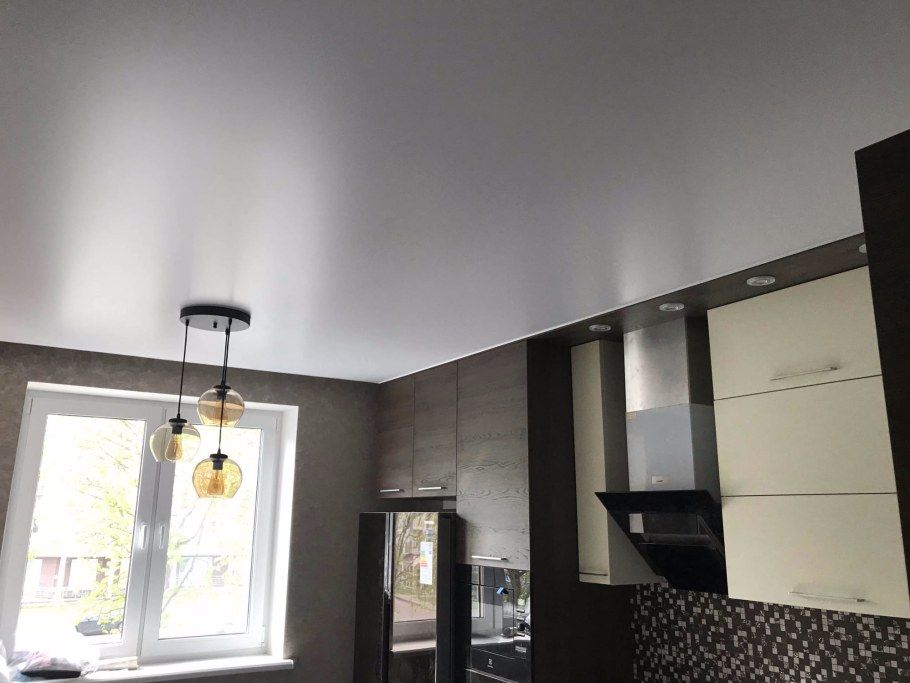 Сатиновый потолок на кухне