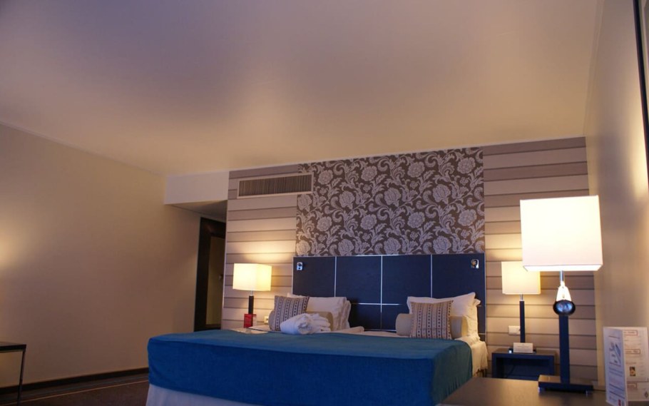 Сатиновый натяжной потолок в интерьере