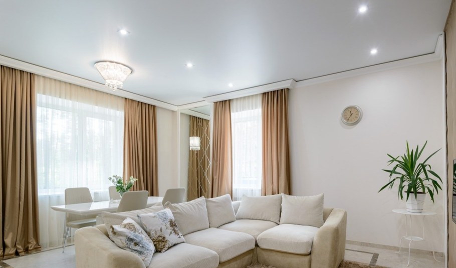 Сатиновый потолок в гостиной