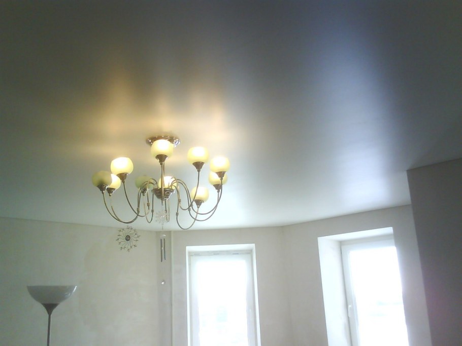 Натяжной потолок сатин белый