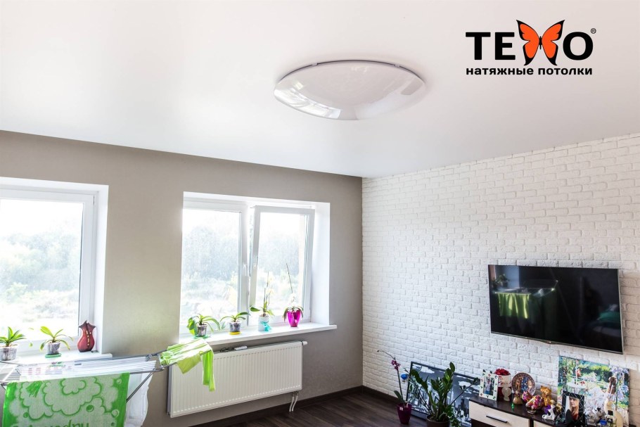 Сатиновый натяжной потолок в интерьере