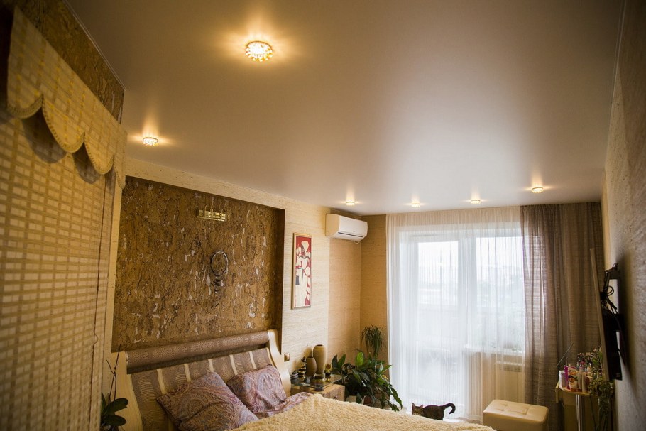 Матовый натяжной потолок в спальне