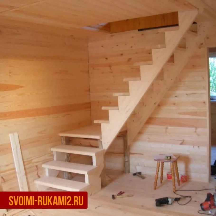 Лестница на второй этаж в частном доме