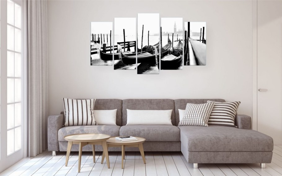 Композиция из картин в интерьере