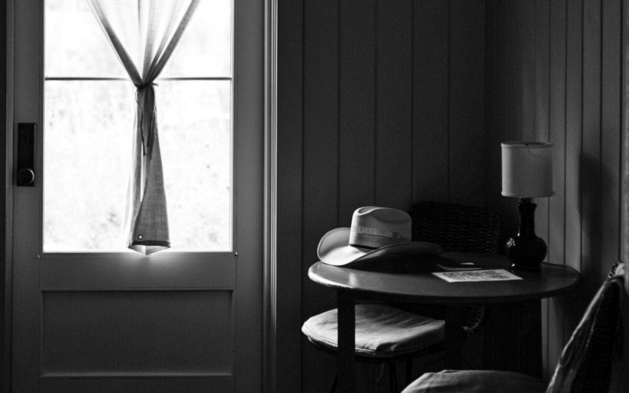 Черные окна