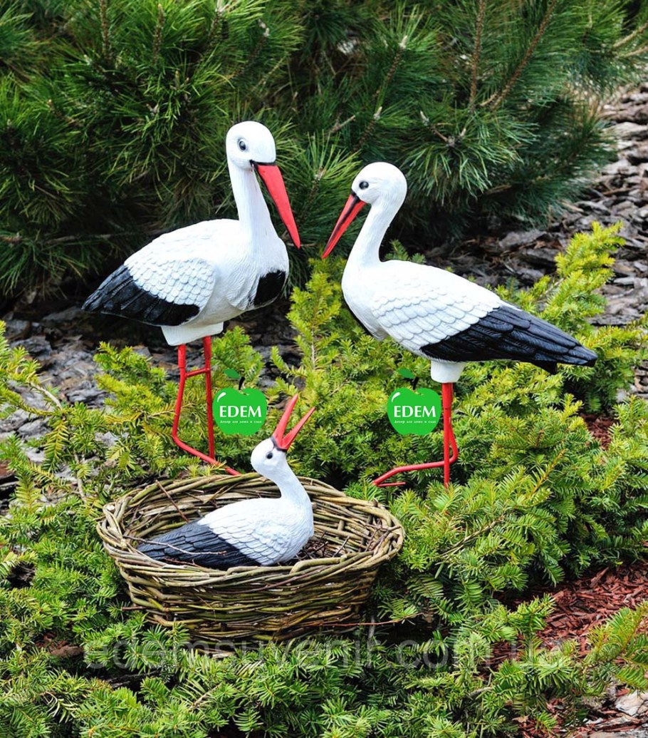 Семья аистов в гнезде Садовая фигура