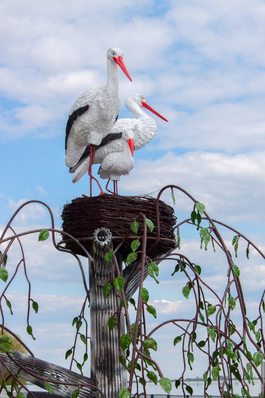 Аист скульптура