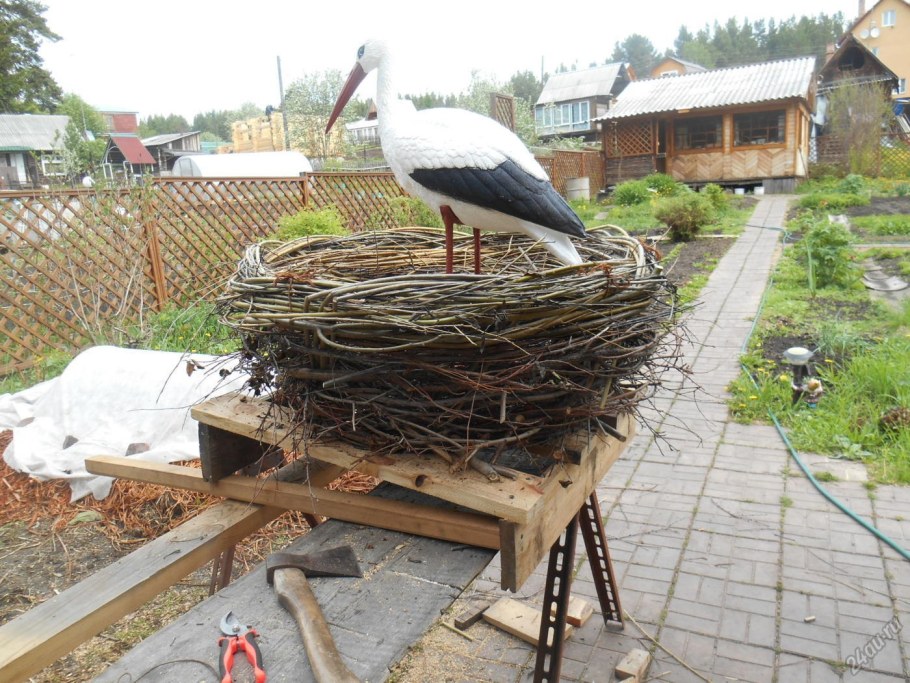 Аисты в гнезде для сада