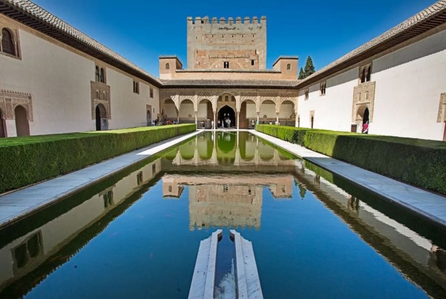 Дворец- крепость Альгамбра в Гранаде