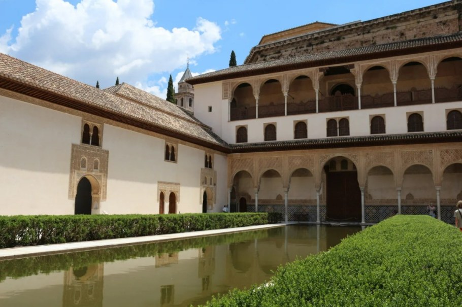 Дворец- крепость Альгамбра в Гранаде