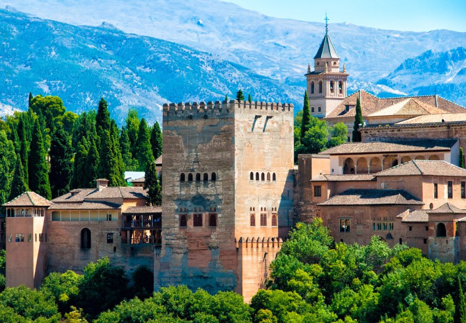 Дворец- крепость Альгамбра в Гранаде
