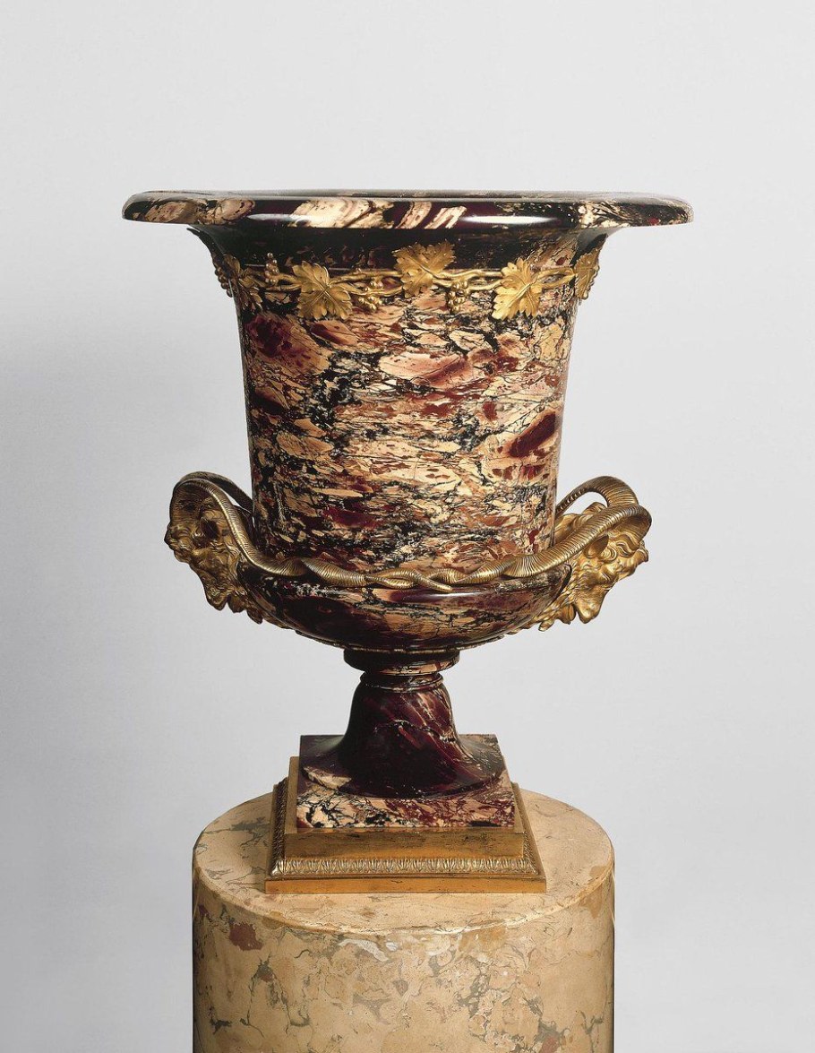 Ваза из яшмы в Эрмитаже