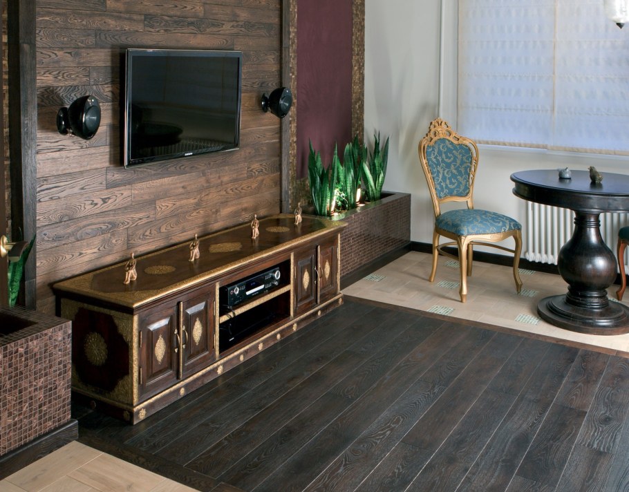 Деревянные панели в интерьере гостиной