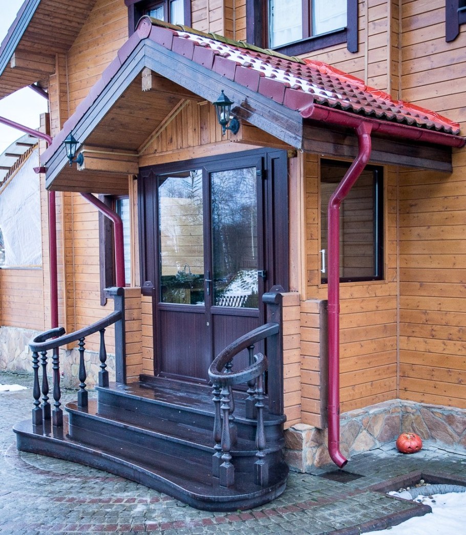 Деревянное крыльцо в частном доме