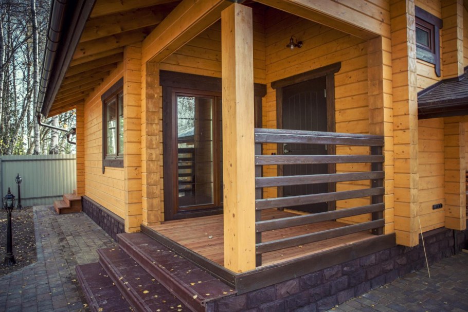 Крыльцо деревянного дома
