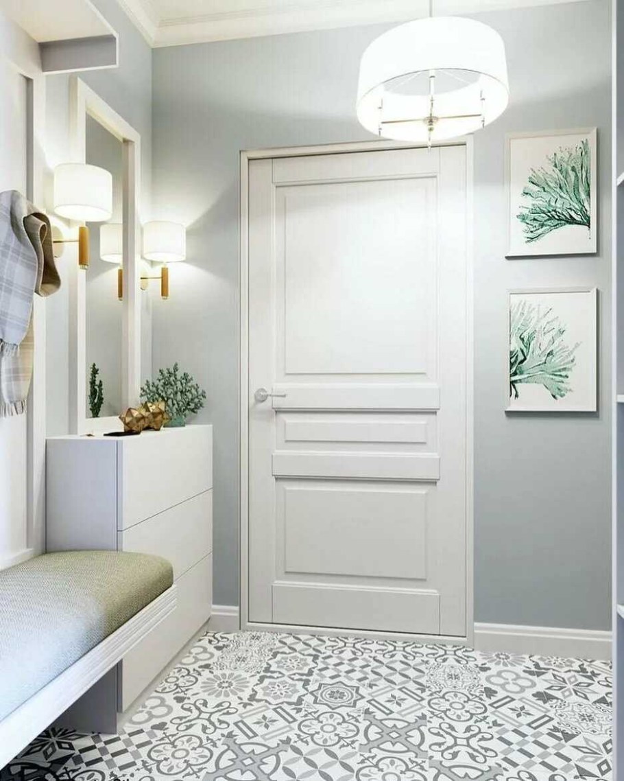Прихожая в светлых тонах