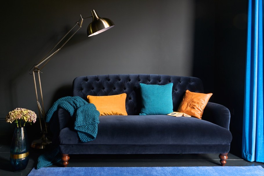 Синий диван в интерьере
