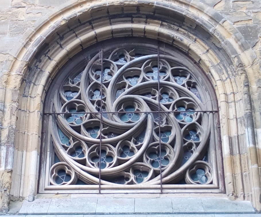 Фасад готического собора. Витражное окно - роза