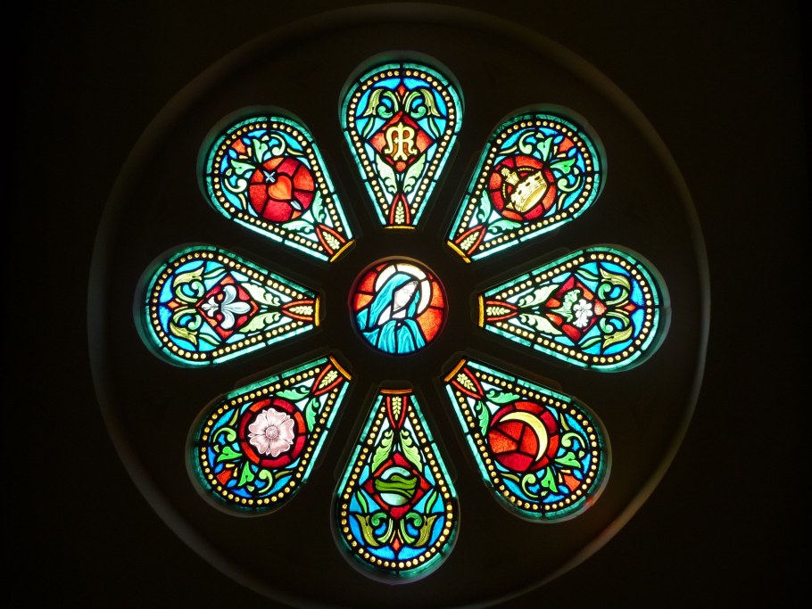 Окно-роза в готическом храме