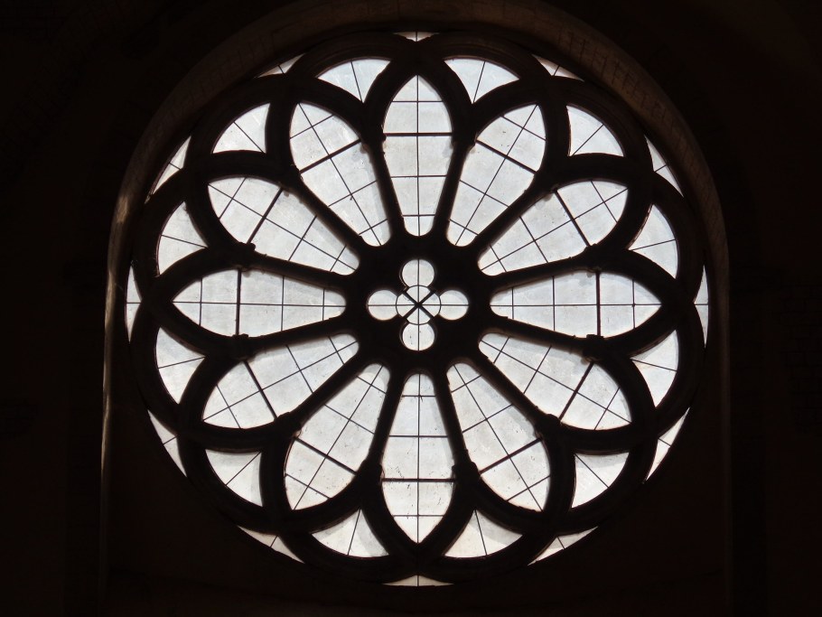 Круглое окно в готическом стиле