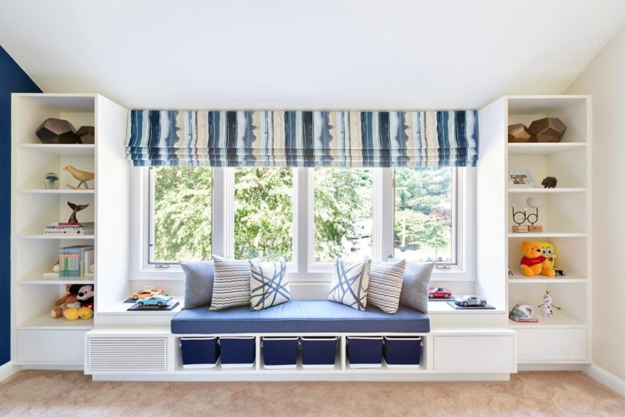 Диванчик у окна в детской