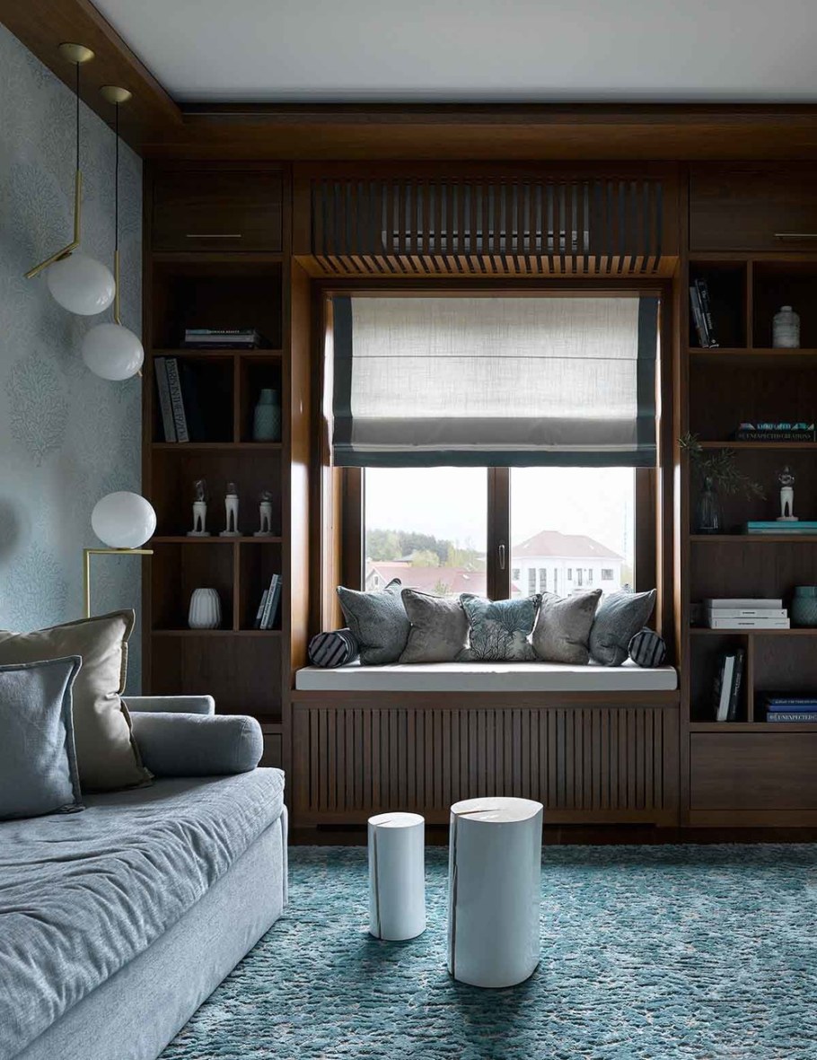 Шкаф у окна в гостиной