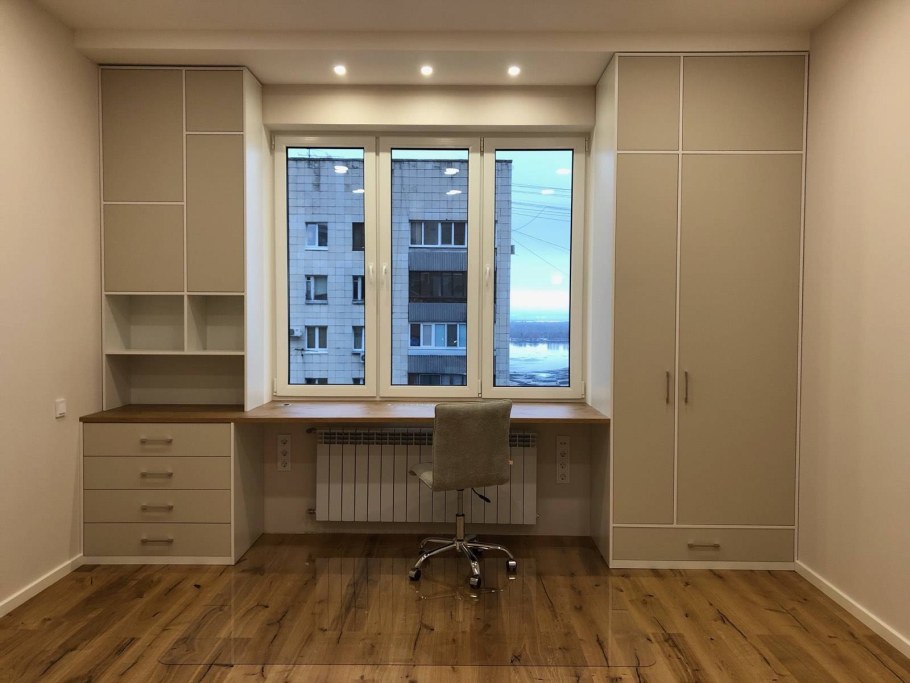 Шкаф у окна со столом