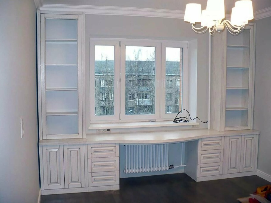 Шкаф у окна со столом