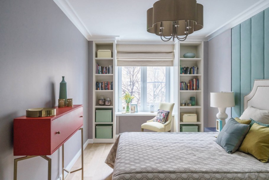 Шкаф у окна в спальне