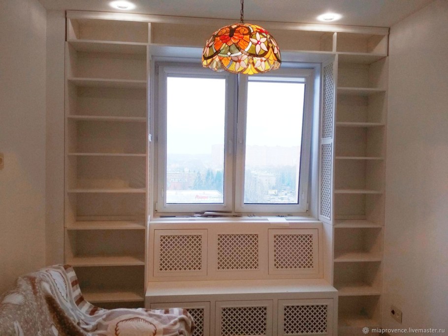 Встроенный шкаф у окна