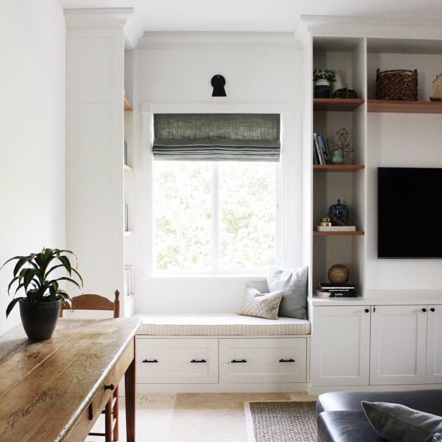 Шкаф около окна