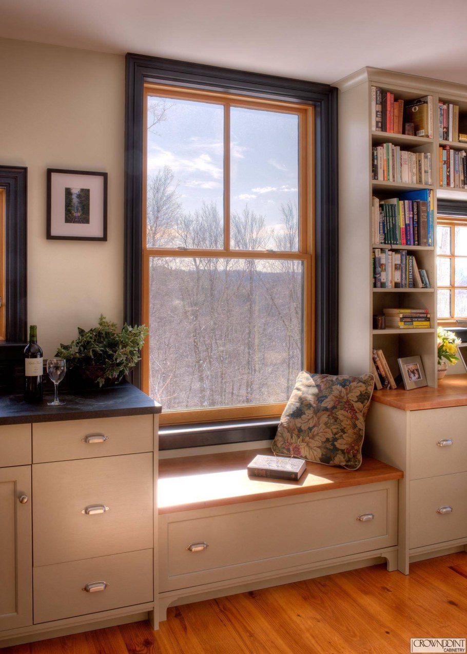 Широкий подоконник в интерьере