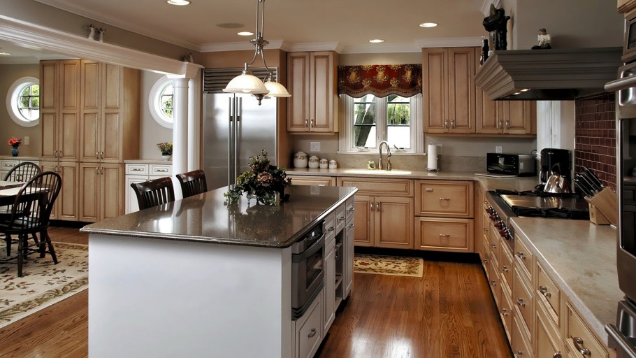 Современная кухня в доме