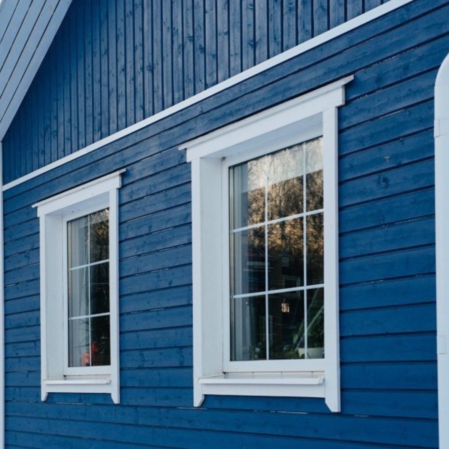 Крашеный деревянный дом